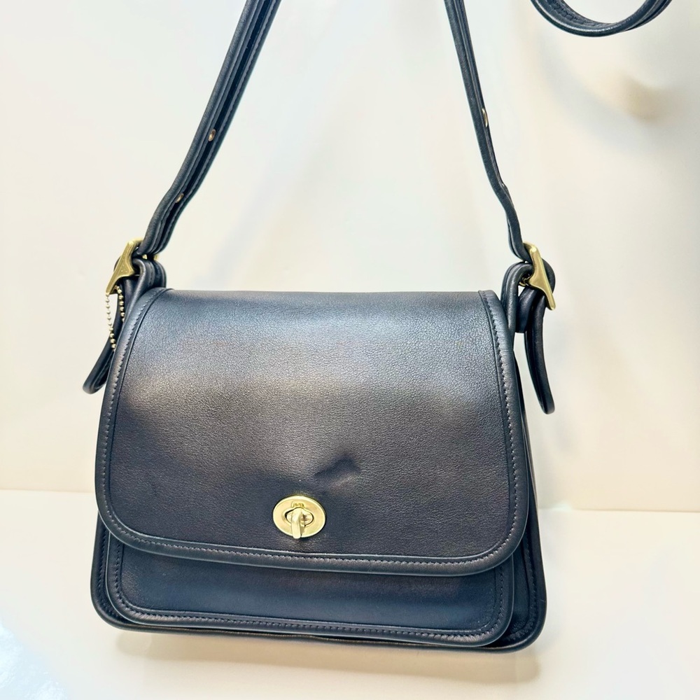 ✅Sold✅ Vintage Costa Rica Coach Rambler Legacy Navy Leather Crossbody - Picture 7 of 15